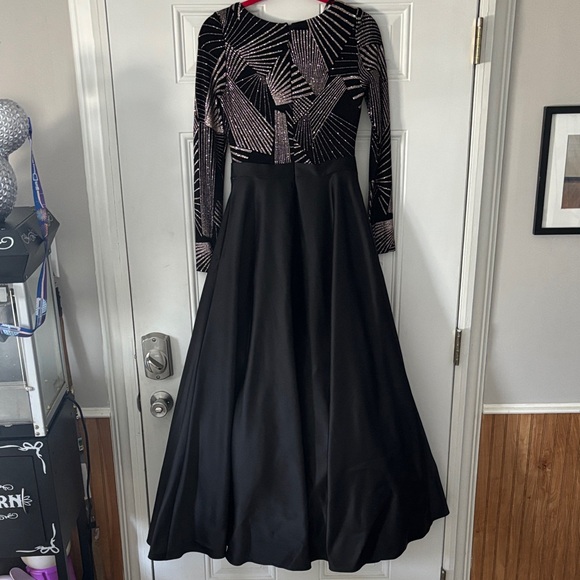 Betsy & Adam Elegant Black Evening prom Gown Sz 4 with pocket - Picture 7 of 7